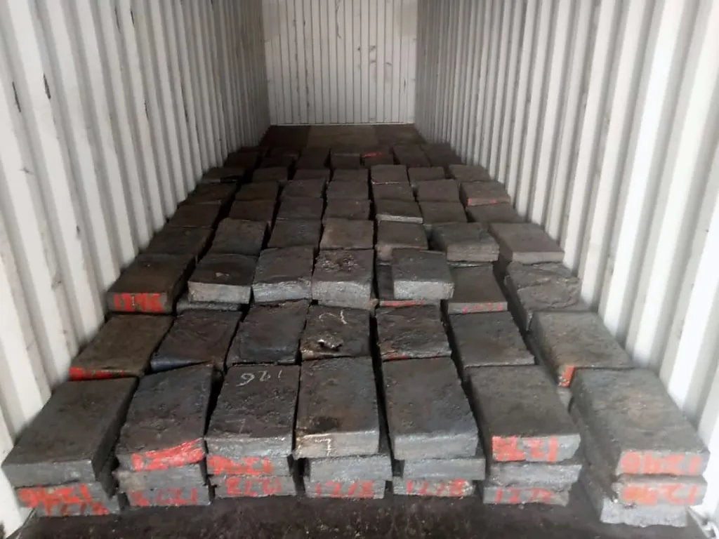 Stainless steel slabs loaded in a shipping container - Metallic Metal Trading FZCO